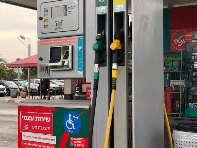 תחנת דלק (צילום: אורי קריספין)