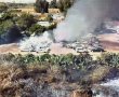 שריפה בשטח פתוח בראשון לציון: האש התפשטה לכלי רכב ומסכנת מבנים סמוכים