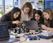 שוברות את תקרת הזכוכית: תלמידות חולון במקום הראשון בישראל במגמות הטכנולוגיות