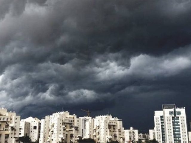 ענני סערה (צילום: עופר אשטוקר)
